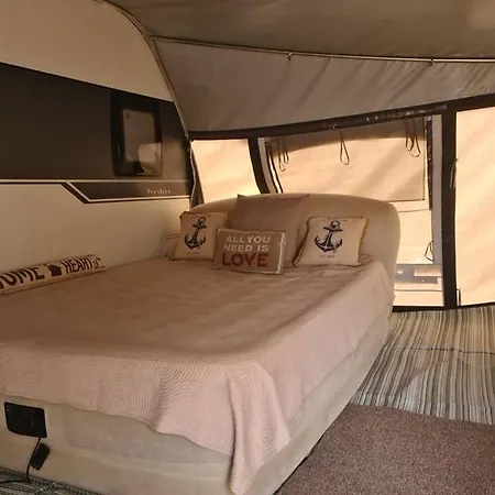Ultimate Caravan Experience - 1st Line Gradina Ваканционно селище *