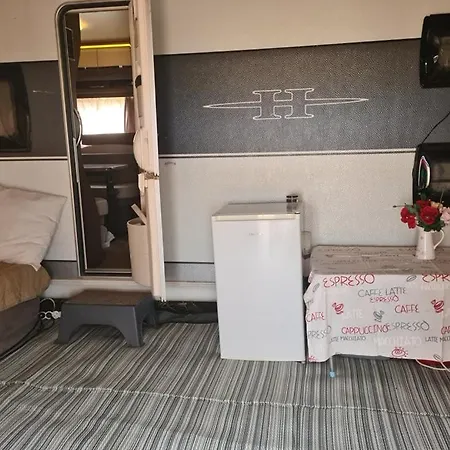 Ultimate Caravan Experience - 1st Line Gradina Ваканционно селище *