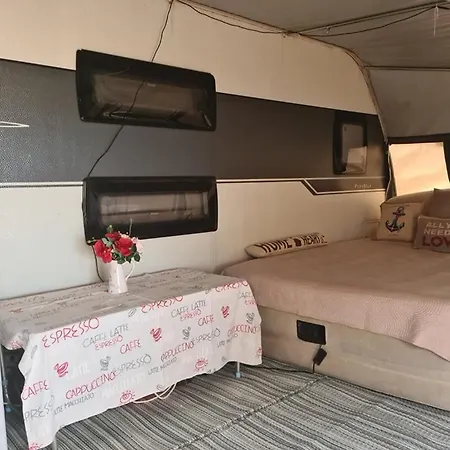 Ultimate Caravan Experience - 1st Line Gradina Ваканционно селище *